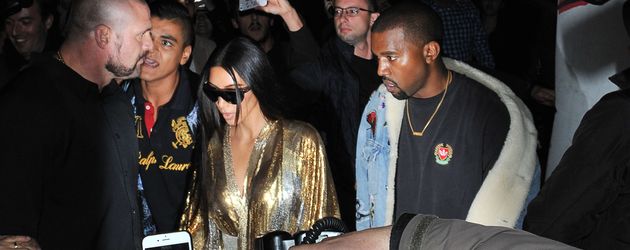 Kim Kardashian und Kanye West im Oktober 2016 bei der Fashion Week in Paris Kim Kardashian und Kanye West im Oktober 2016 bei der Fashion Week in Paris