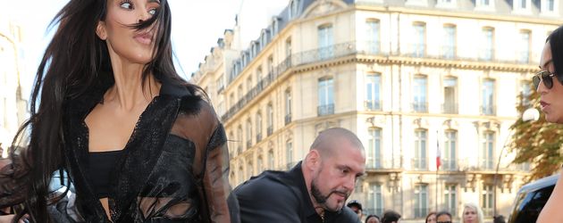 Kim Kardashian wird von Bodyguard Pascal Deuvier vor Stalker beschützt Kim Kardashian wird von Bodyguard Pascal Deuvier vor Stalker beschützt