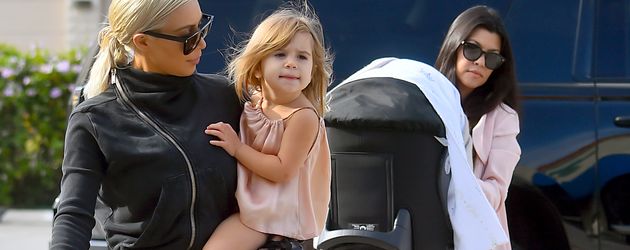 Kim Kardashian, Kourtney Kardashian und Penelope Disick Kim Kardashian, Kourtney Kardashian und Penelope Disick