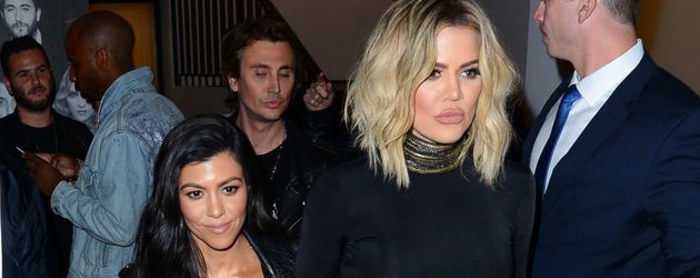 Kourtney und Khloe Kardashian auf der Geburtstagsparty von Schwester Kendall im November 2016 in LA Kourtney und Khloe Kardashian auf der Geburtstagsparty von Schwester Kendall im November 2016 in LA