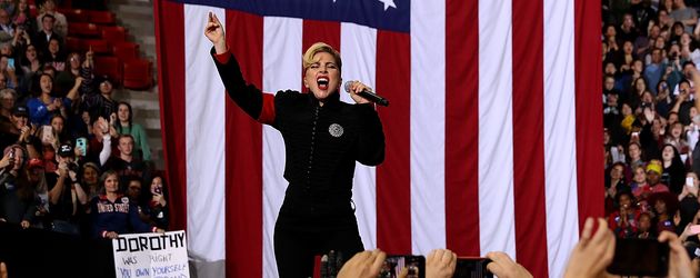 Lady Gaga bei einem Auftritt im Rahmen von Hillary Clintons Wahlkampagne Lady Gaga bei einem Auftritt im Rahmen von Hillary Clintons Wahlkampagne