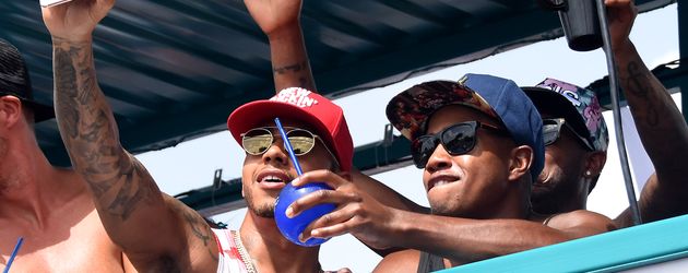 Lewis Hamilton auf dem "Barbados Kadooment Day" beim Feiern mit seinen Kumpels Lewis Hamilton auf dem "Barbados Kadooment Day" beim Feiern mit seinen Kumpels
