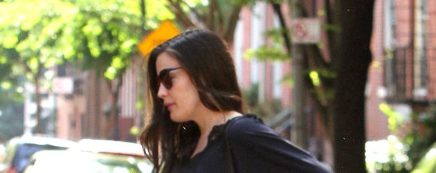 Liv Taylor mit riesigem Babybauch bei einem Spaziergang New York Liv Taylor mit riesigem Babybauch bei einem Spaziergang New York