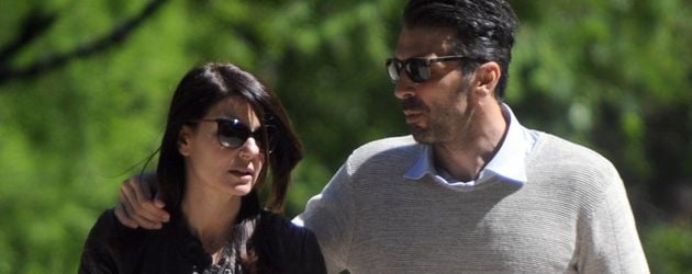 llaria D'Amico und Gianluigi Buffon mit ihrem Sohn unterwegs in Mailand llaria D'Amico und Gianluigi Buffon mit ihrem Sohn unterwegs in Mailand