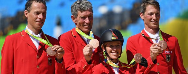 Ludger Beerbaum (2. v. l.) mit dem deutschen Reit-Team bei den Olympischen Spielen 2016 Ludger Beerbaum (2. v. l.) mit dem deutschen Reit-Team bei den Olympischen Spielen 2016