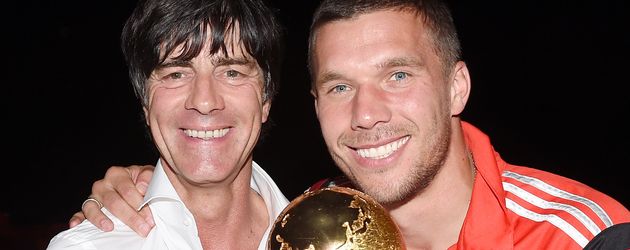 Joachim Löw (l.) und Lukas Podolski Joachim Löw (l.) und Lukas Podolski