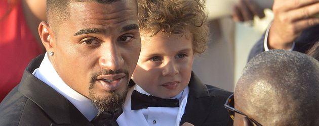 Kevin-Prince Boateng und sein Sohn Maddox während der Heirat auf Sardinien Kevin-Prince Boateng und sein Sohn Maddox während der Heirat auf Sardinien