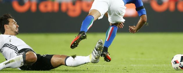 Mats Hummels beim EM-Foul gegen Eder Mats Hummels beim EM-Foul gegen Eder