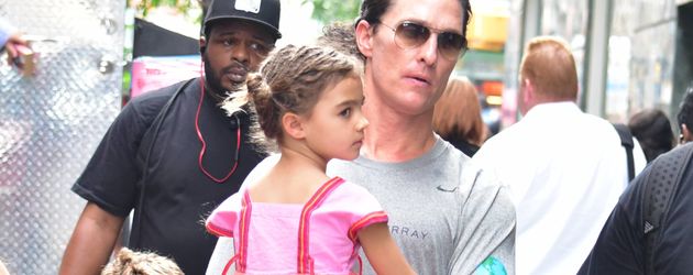 Matthew McConaughey mit seiner Familie am Set von "The Dark Tower" Matthew McConaughey mit seiner Familie am Set von "The Dark Tower"