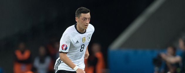 Mesut Özil beim EM-Spiel gegen die Ukraine Mesut Özil beim EM-Spiel gegen die Ukraine