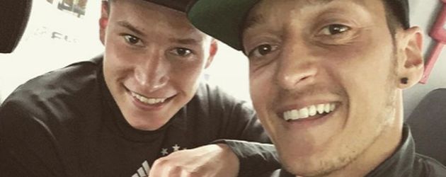 Mesut Özil und Julian Draxler auf einem gemeinsamen Selfie Mesut Özil und Julian Draxler auf einem gemeinsamen Selfie