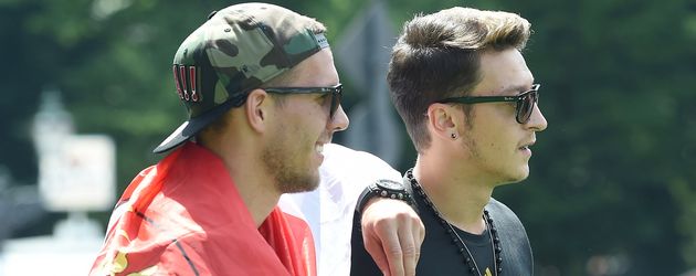 Lukas Podolski (l.) und Mesut Özil (r.) auf der Fanmeile in Berlin 2015 Lukas Podolski (l.) und Mesut Özil (r.) auf der Fanmeile in Berlin 2015