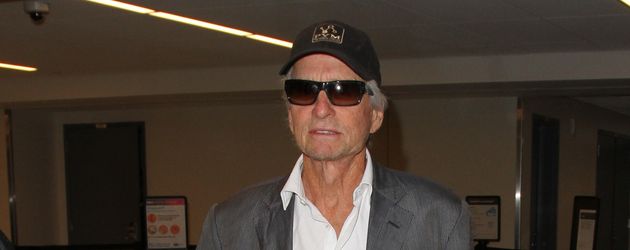 Michael Douglas im August 2016 am Flughafen in Los Angeles Michael Douglas im August 2016 am Flughafen in Los Angeles