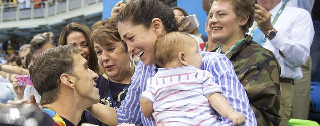 Michael Phelps mit seiner Mutter Deborah Phelps, seiner Verlobten Nicole Johnson und Sohn Boomer Michael Phelps mit seiner Mutter Deborah Phelps, seiner Verlobten Nicole Johnson und Sohn Boomer