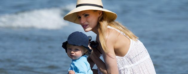 Michelle Hunziker mit Celeste am Strand in Forte dei Marmi Michelle Hunziker mit Celeste am Strand in Forte dei Marmi