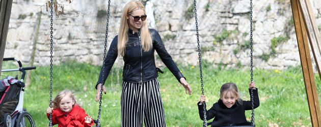 Michelle Hunziker und ihre Kinder Celeste und Sole im Park in Bergamo 2017 Michelle Hunziker und ihre Kinder Celeste und Sole im Park in Bergamo 2017