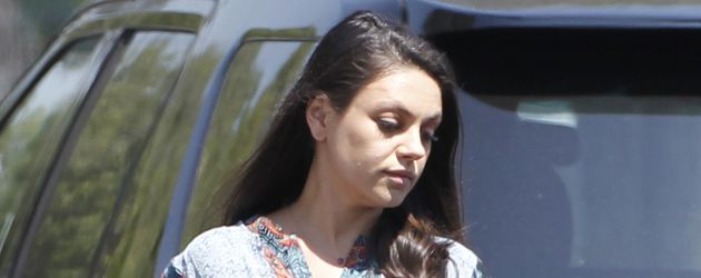 Mila Kunis an Wyatts Schule in Burbank Mila Kunis an Wyatts Schule in Burbank