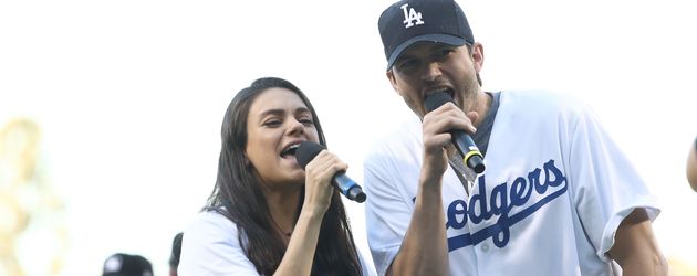 Mila Kunis und Ashton Kutcher beim Baseball in Los Angeles Mila Kunis und Ashton Kutcher beim Baseball in Los Angeles
