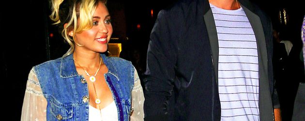 Miley Cyrus und Liam Hemsworth während eines Dates in NYC 2016 Miley Cyrus und Liam Hemsworth während eines Dates in NYC 2016