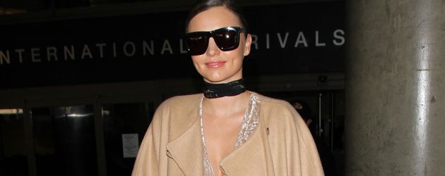 Miranda Kerr im Strickmantel am Flughafen Miranda Kerr im Strickmantel am Flughafen