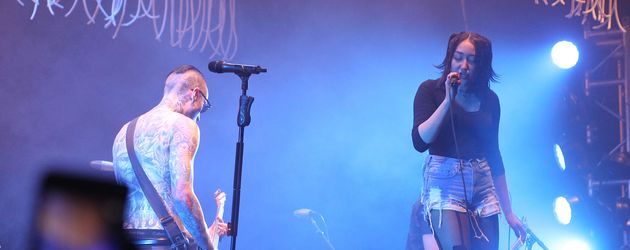 Noah Cyrus mit Metro Station auf der Bühne Noah Cyrus mit Metro Station auf der Bühne