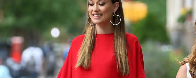 Olivia Wilde im roten Dress in Brooklyn, NY Olivia Wilde im roten Dress in Brooklyn, NY