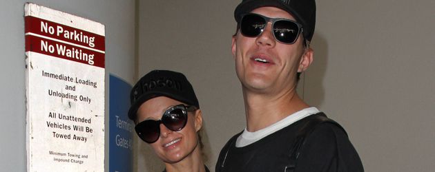 Paris Hilton und ihr Freund Chris Zylka am Flughafen von L.A. Paris Hilton und ihr Freund Chris Zylka am Flughafen von L.A.