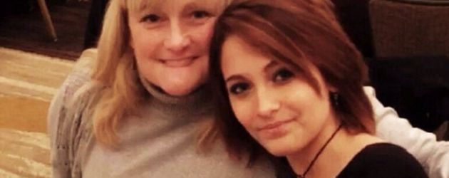 Debbie Rowe und Paris Jackson im Jahr 2013 Debbie Rowe und Paris Jackson im Jahr 2013