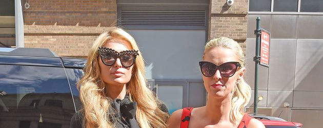 Paris und Nicky Hilton bei der New Yorker Fashion Week Paris und Nicky Hilton bei der New Yorker Fashion Week