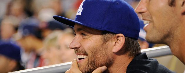 Paul Walker beim Spiel der Arizona Diamondbacks vs. Los Angeles Dodgers 2011 Paul Walker beim Spiel der Arizona Diamondbacks vs. Los Angeles Dodgers 2011