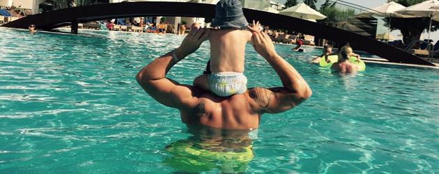 Pietro und Alessio Lombardi im Pool auf Kreta Pietro und Alessio Lombardi im Pool auf Kreta