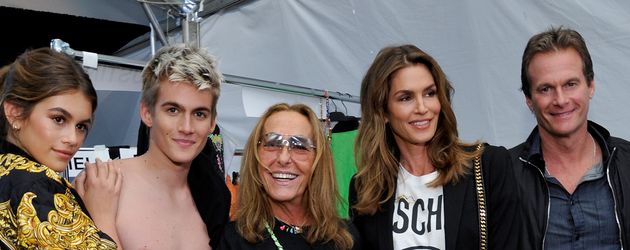 Presley Gerber mit seinen Eltern Cindy und Rande sowie Schwester Kaia nach der Moschino Fashion-Show Presley Gerber mit seinen Eltern Cindy und Rande sowie Schwester Kaia nach der Moschino Fashion-Show