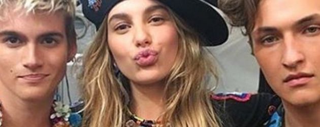 Presley Gerber und Anwar Hadid posieren für ihr Moschino-Runway-Debüt vor der Kamera Presley Gerber und Anwar Hadid posieren für ihr Moschino-Runway-Debüt vor der Kamera