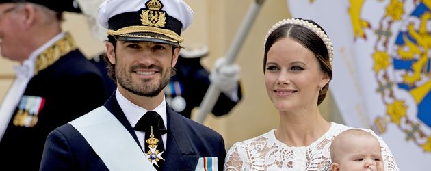 Prinz Carl Philip mit Prinzessin Sofia und Sohn Prinz Alexander bei der Taufe von Prinz Alexander Prinz Carl Philip mit Prinzessin Sofia und Sohn Prinz Alexander bei der Taufe von Prinz Alexander