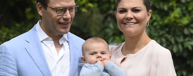 Prinz Daniel, Prinzessin Victoria mit Prinz Oscar und Königin Silvia von Schweden Prinz Daniel, Prinzessin Victoria mit Prinz Oscar und Königin Silvia von Schweden