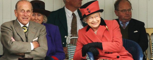 Prinz Philip und die Queen haben Spaß beim Braemar Highland Gathering Prinz Philip und die Queen haben Spaß beim Braemar Highland Gathering