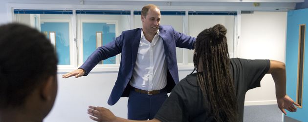 Prinz William tanzt in einem Jugendzentrum Prinz William tanzt in einem Jugendzentrum