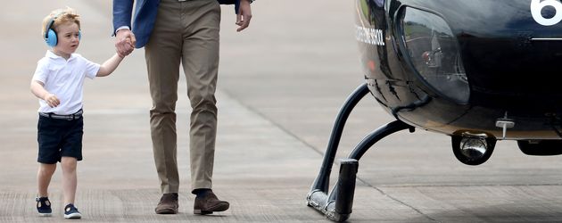 Prinz William und sein Sohn George auf dem Flughafen von Fairford Prinz William und sein Sohn George auf dem Flughafen von Fairford