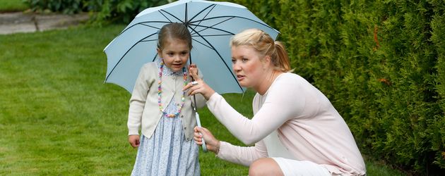 Prinzessin Estelle von Schweden mit ihrer Nanny Katie 2015 Prinzessin Estelle von Schweden mit ihrer Nanny Katie 2015
