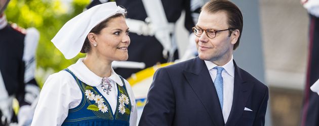 Prinzessin Victoria von Schweden und Prinz Daniel am schwedischen Nationalfeiertag im Juni 2016 Prinzessin Victoria von Schweden und Prinz Daniel am schwedischen Nationalfeiertag im Juni 2016