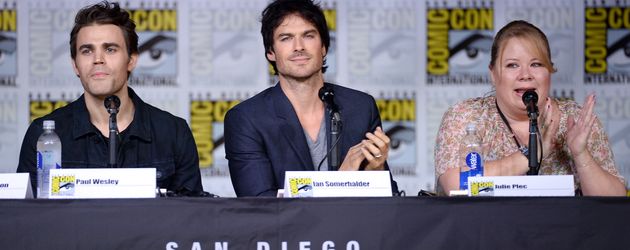 Produzentin Julie Plec zusammen mit Paul Wesley und Ian Somerhalder auf der Comic Con Produzentin Julie Plec zusammen mit Paul Wesley und Ian Somerhalder auf der Comic Con