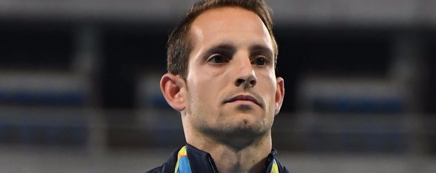 Renaud Lavillenie mit seiner Olympia-Silbermedaille Renaud Lavillenie mit seiner Olympia-Silbermedaille