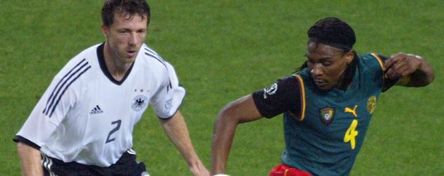 Rigobert Song (l.) im Duell mit Thomas Linke Rigobert Song (l.) im Duell mit Thomas Linke