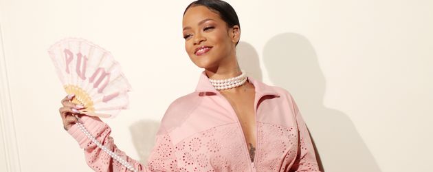 Rihanna strahlt in pinkem Outfit mit Perlenkette in Paris Rihanna strahlt in pinkem Outfit mit Perlenkette in Paris