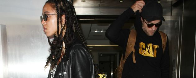 Robert Pattinson und FKA Twigs am Flughafen von Los Angeles Robert Pattinson und FKA Twigs am Flughafen von Los Angeles
