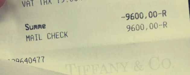 Rocco Stark zeigt einen Kassenzettel von Tiffany & Co. Rocco Stark zeigt einen Kassenzettel von Tiffany & Co.