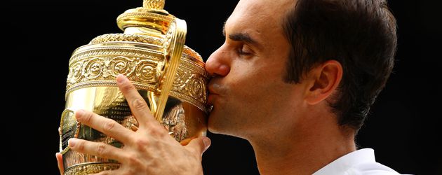 Roger Federer mit seinem Wimbledon-Pokal Roger Federer mit seinem Wimbledon-Pokal