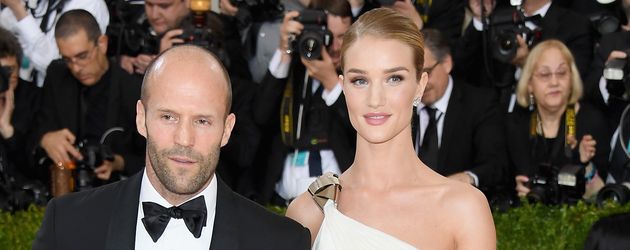 Jason Statham und Rosie Huntington-Whiteley bei der MET-Gala 2016 Jason Statham und Rosie Huntington-Whiteley bei der MET-Gala 2016