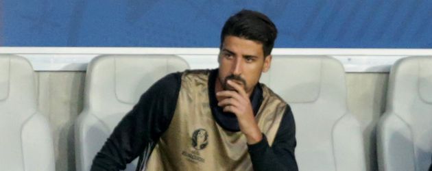 Sami Khedira während EM-Achtelfinale 2016 gegen Italien verletzt auf der Bank Sami Khedira während EM-Achtelfinale 2016 gegen Italien verletzt auf der Bank