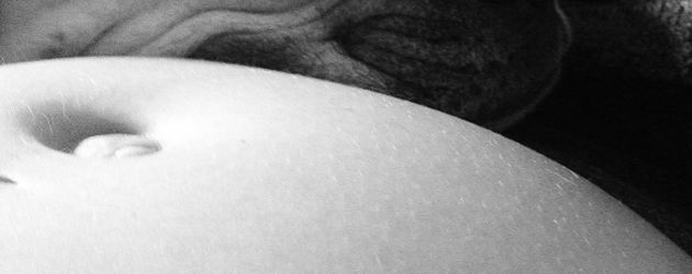 Sara Kulka mit Hund und Babybauch Sara Kulka mit Hund und Babybauch